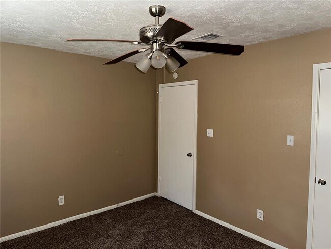 Foto del edificio - 5702 Enchanted Timbers Dr