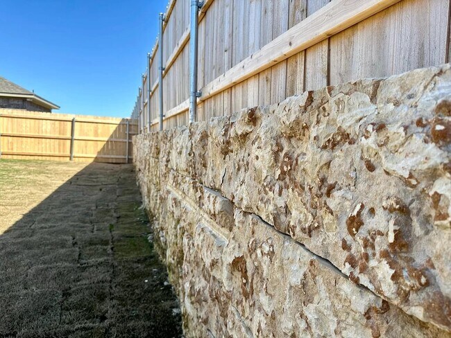 Foto del edificio - 704 Sugar Mill Ct