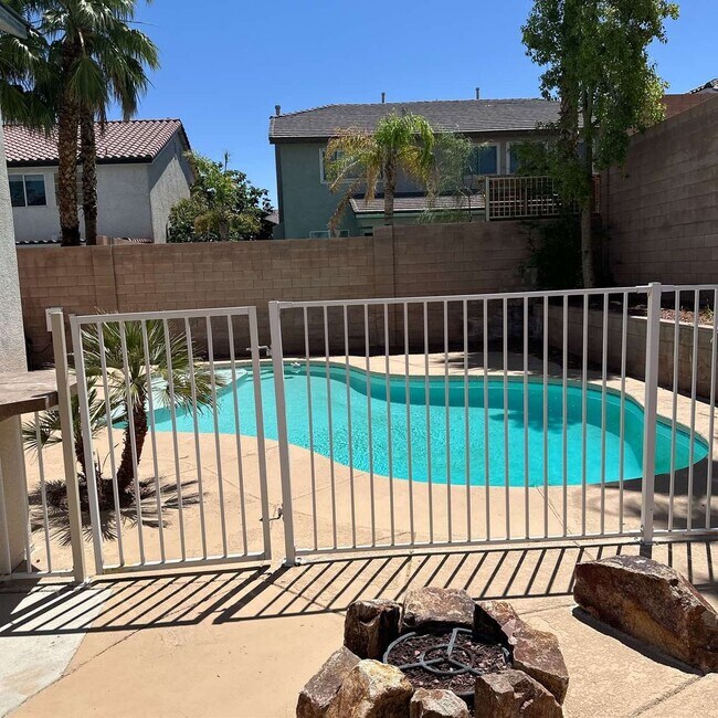 Foto del edificio - Spacious 4-Bedroom Retreat with Poolside O...