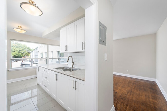 Building Photo - 12-26 Rosseau Rd