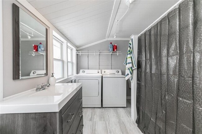 Building Photo - Updated SW Side 2 bed/1.5 Bath