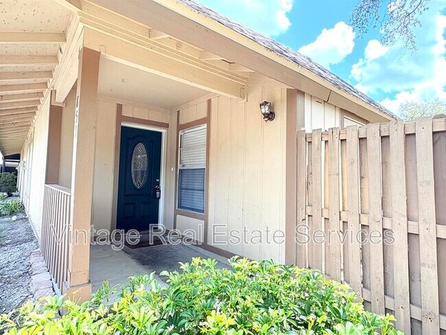 Foto del edificio - 851 Creekway Ct