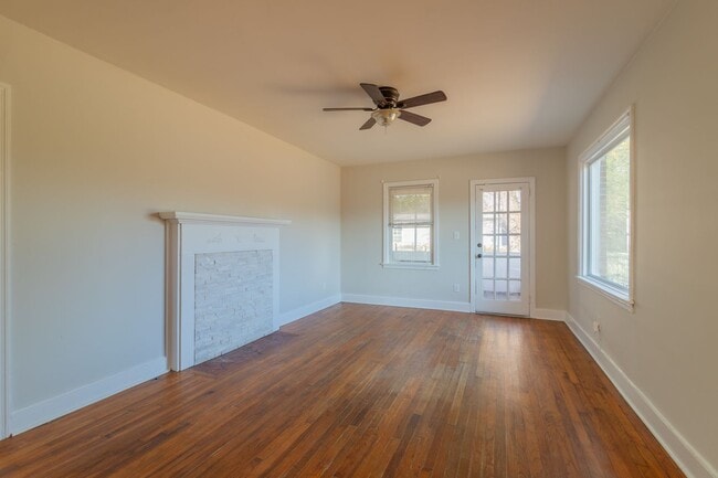 Building Photo - Adorable Bungalow
