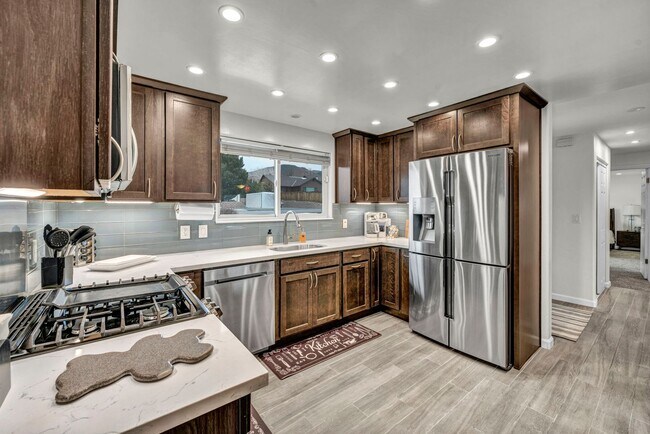 Building Photo - FULLY FURNISHED MOUNTAIN VIEW RETREAT with HOT TUB, RV PARKING & NO HOA