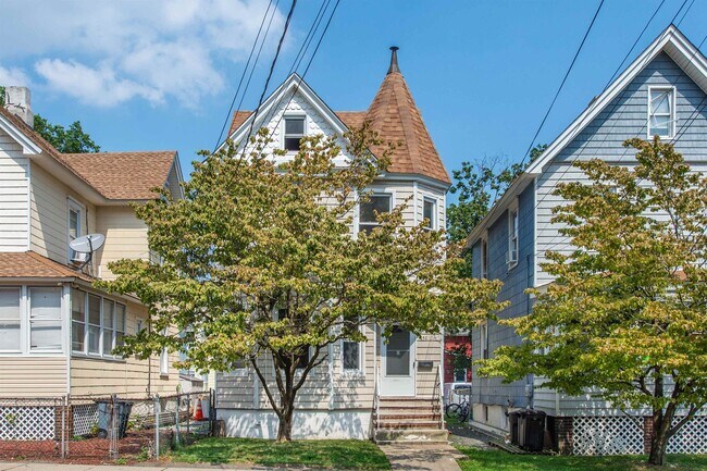 Foto del edificio - 151 Laurel Ave