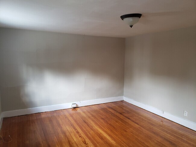Building Photo - 42 Henrietta- updated 2 bedroom 1 bath - c...