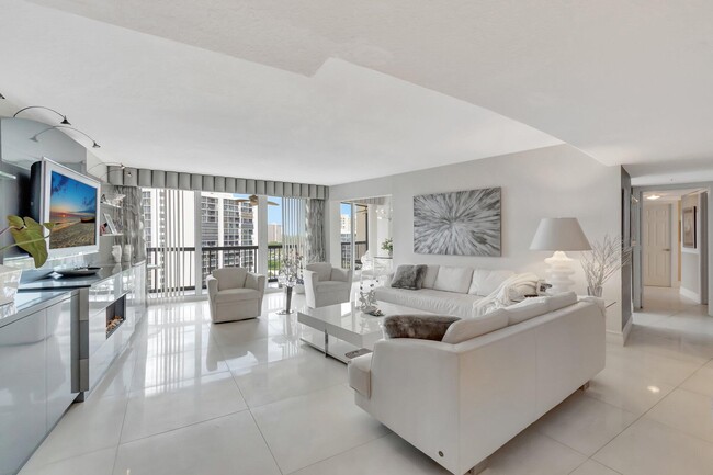 Building Photo - 4740 S Ocean Blvd