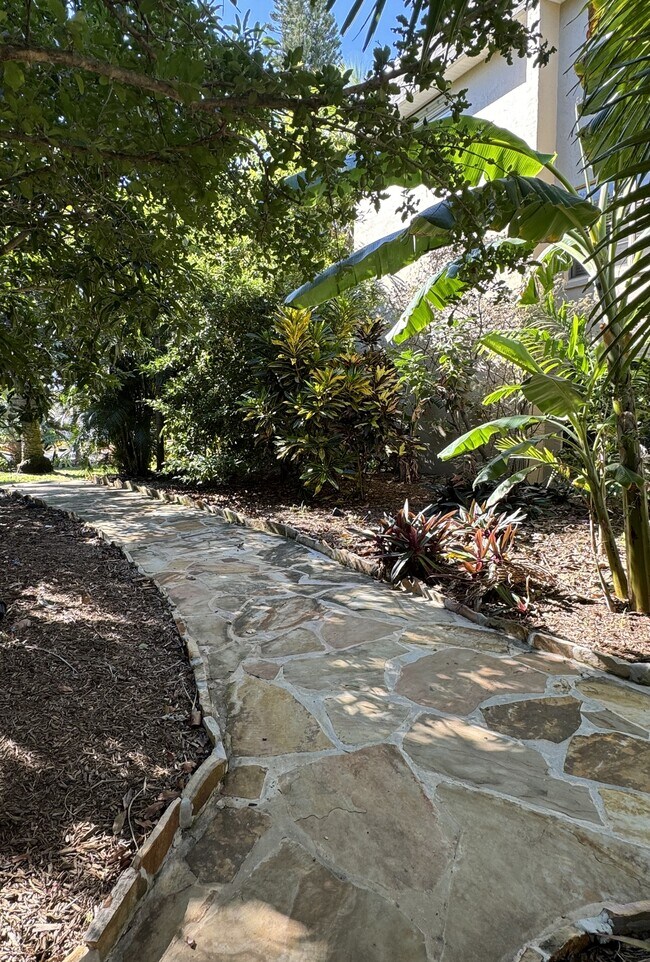 Building Photo - 1030 Pinetree Dr