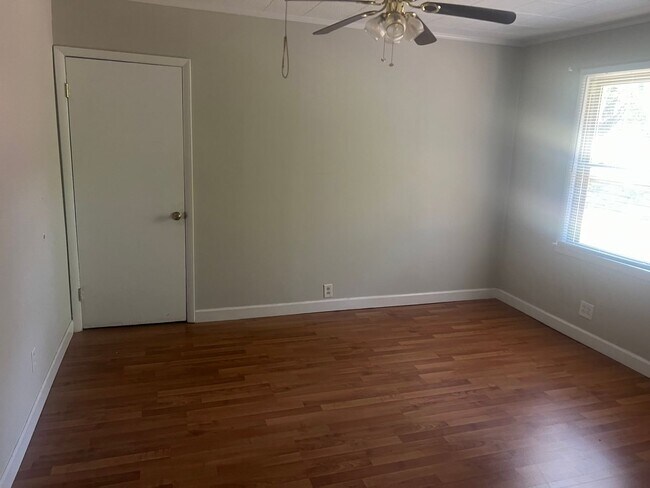 Building Photo - Large 4 Bedroom Home READY TODAY!