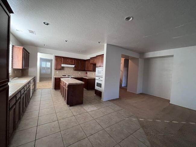Building Photo - 1356 VINEYARD PL 5 BEDROOM 3 BATHROOMS HAN...