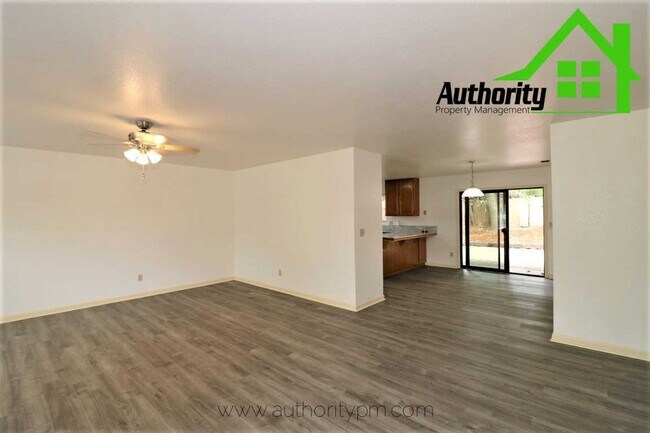 Building Photo - 3210 Driftstone Dr. Great size home, Centr...