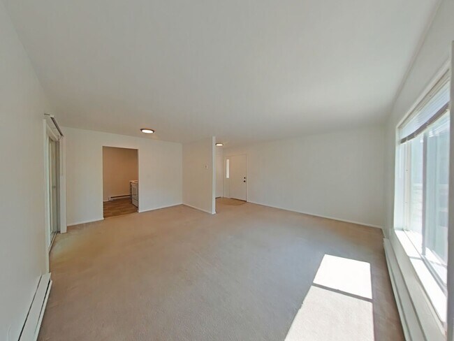Building Photo - 2Bed 1Bath with Carport! Walk to MSU