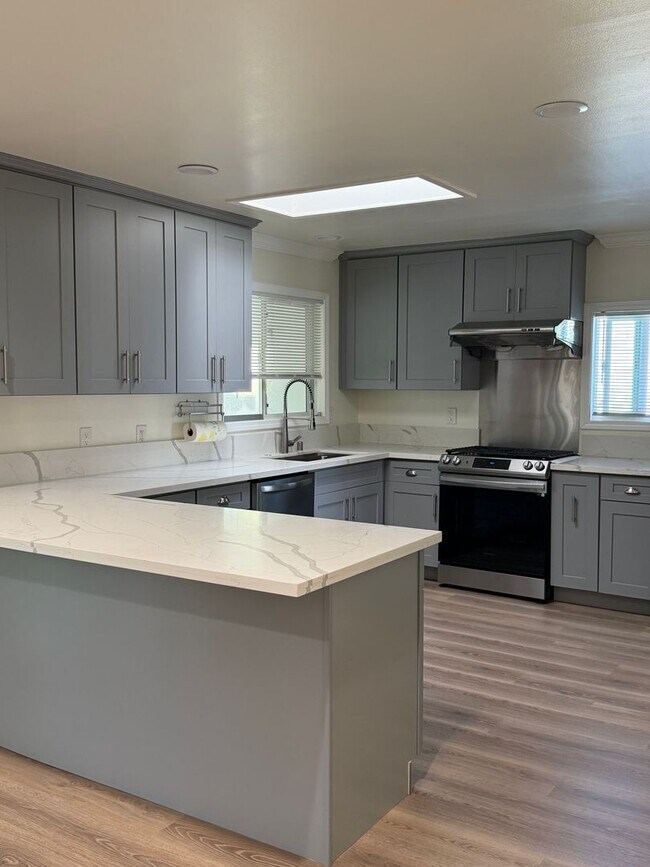 Building Photo - 3 Bd Single-Level Hilltop Retreat in West Vista