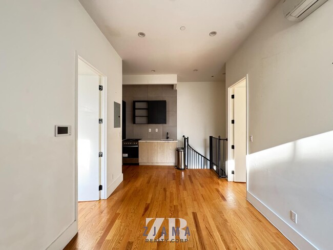 Building Photo - 1520 St Johns Pl