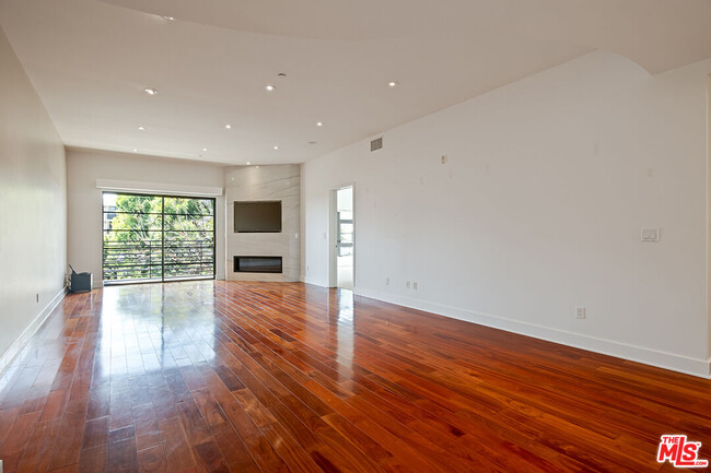 Foto del edificio - 8788 Shoreham Dr