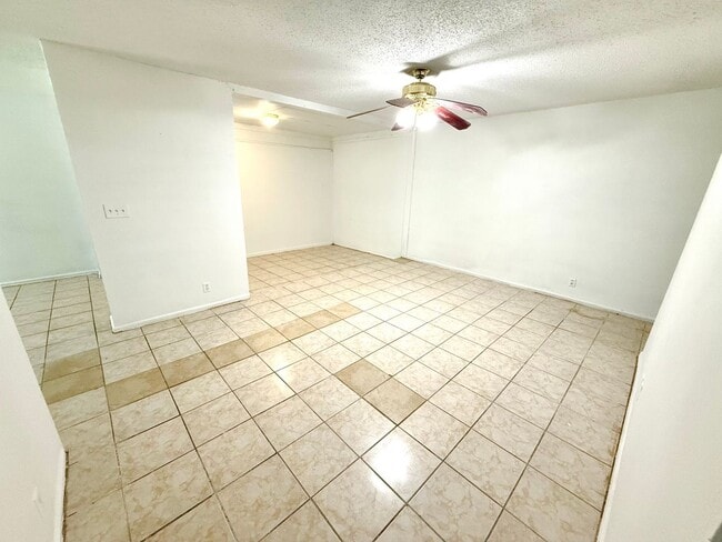 Building Photo - **APPLICATION RECEIVED** Charming 3 Bedroo...