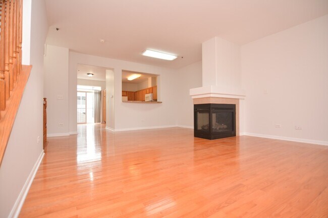Building Photo - 4758 N Lamon Ave