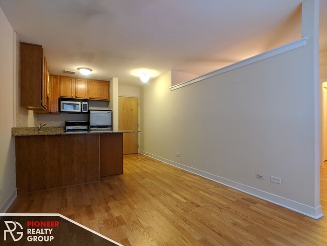 Building Photo - 626 W Wrightwood Ave