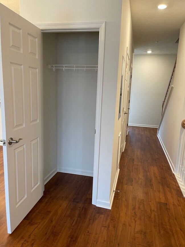 Foto del edificio - Like New Two Master Suite Apartment Townhouse