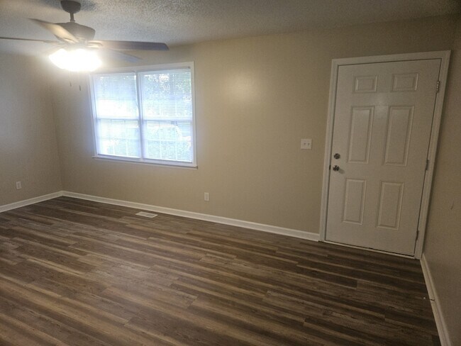 Foto del edificio - 6731 Forrest Ln
