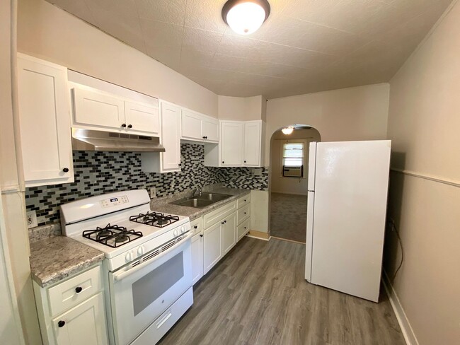 Building Photo - 2 Bedroom, 1 Bath Home  & Garage Available in Peoria IL!