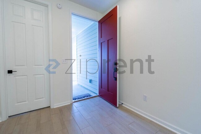 Foto del edificio - 5823 Tomahawk Lake Dr