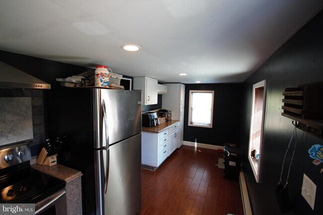 Building Photo - 170 Hickon Rd