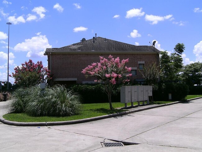 Building Photo - 5941 S Loop E