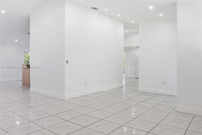 Foto del edificio - 19851 SW 79th Ave