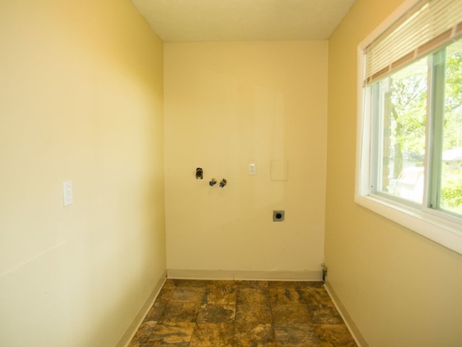 Building Photo - 1538 White Ave
