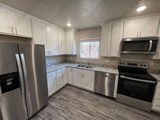 Building Photo - New Spacious 2 bedroom 2 bath Duplex.
