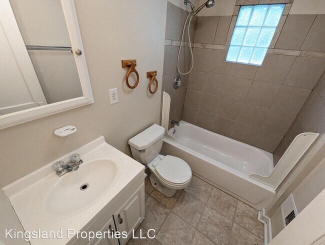 Building Photo - 3 br, 1.5 bath House - 206 East Marceau