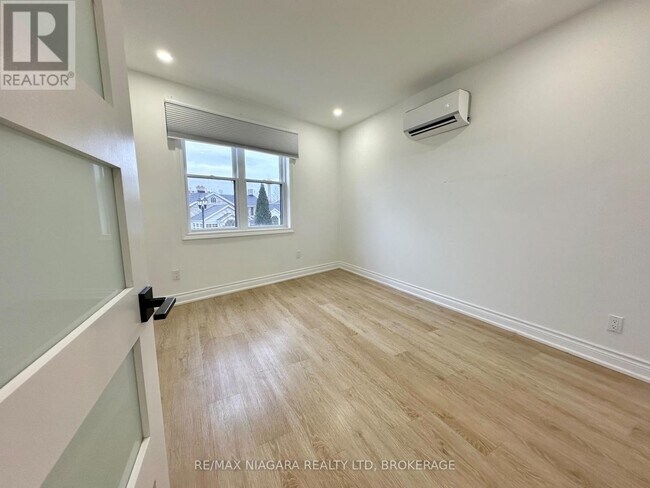 Photo du bâtiment - 6065 Main St