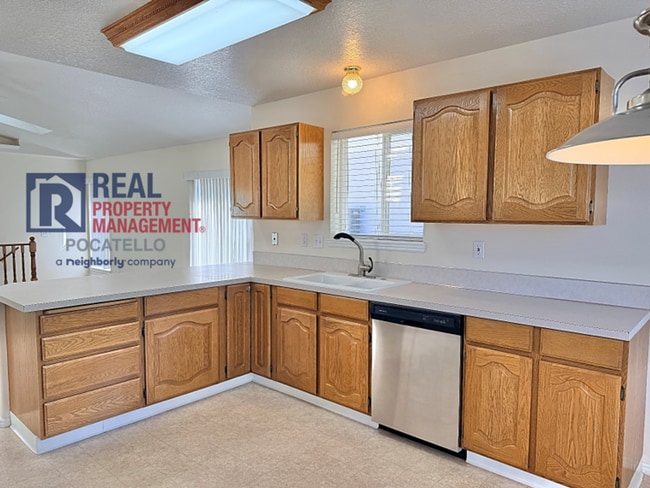 Building Photo - 4 bedroom 3 bathroom - 2 car garage -This ...