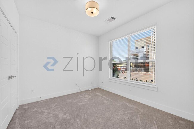 Building Photo - Unit