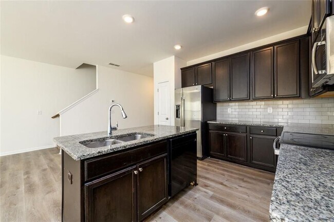 Foto del edificio - 4950 Elm Brook Dr