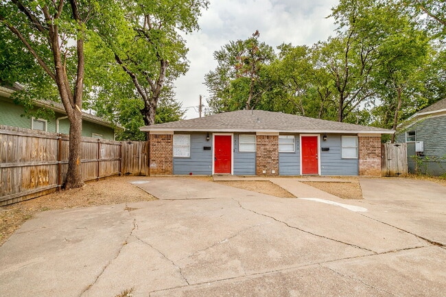 Charming 2 bedroom, 1 bath Fairmount Duplex - Charming 2 bedroom, 1 bath Fairmount Duplex Apartment