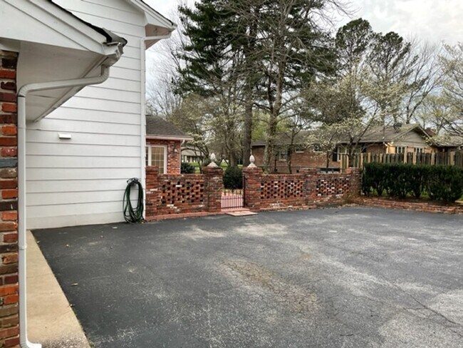 Building Photo - West Knoxville 37923 - 4 bedroom, 3.5 bath...