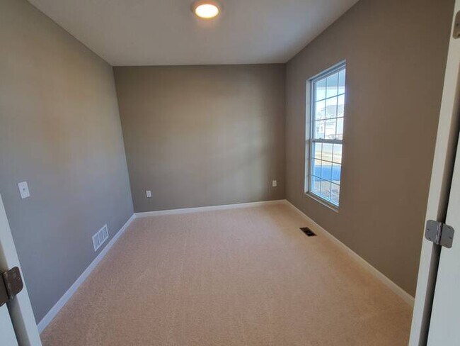 Foto del edificio - BRAND NEW & BEAUTIFUL 4 BEDROOM 2.5 BATH H...