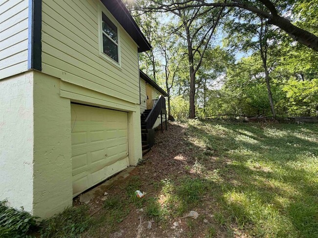 Building Photo - 8 E Brooks Rd