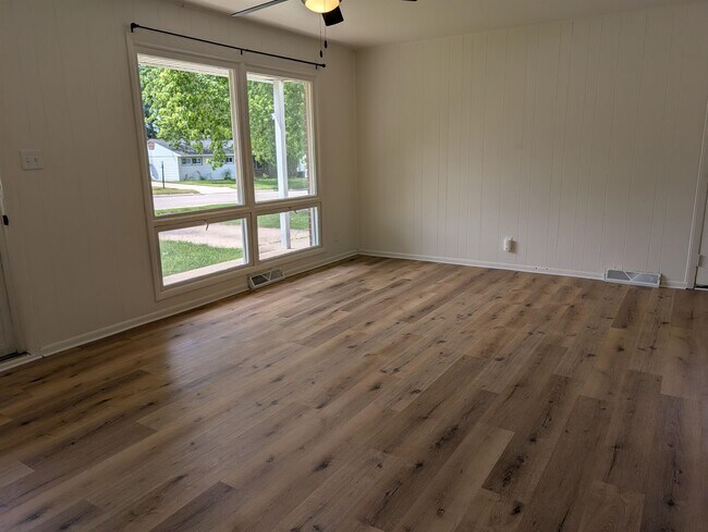 Foto del edificio - 311 Stewart Dr