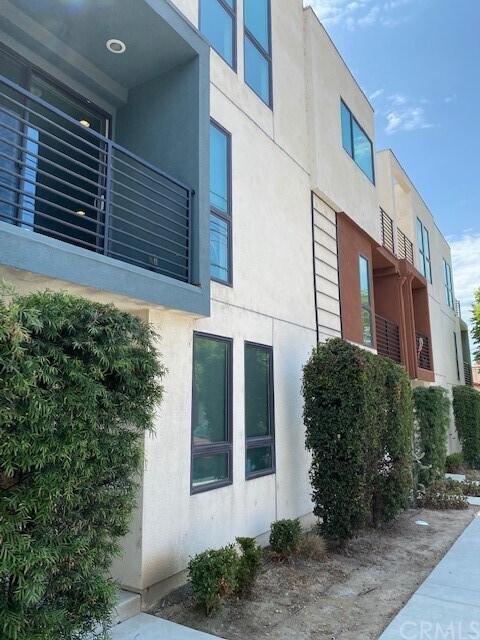 Building Photo - 2930 Rowena Ave