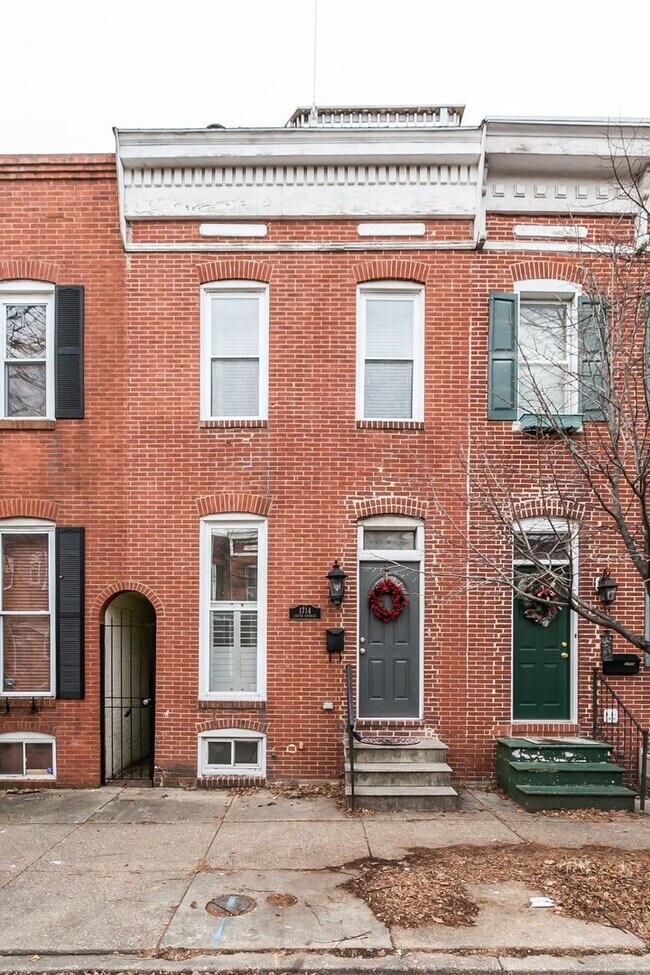 Photo - Amazing 3 bed 2 bath with a roof top deck ... House