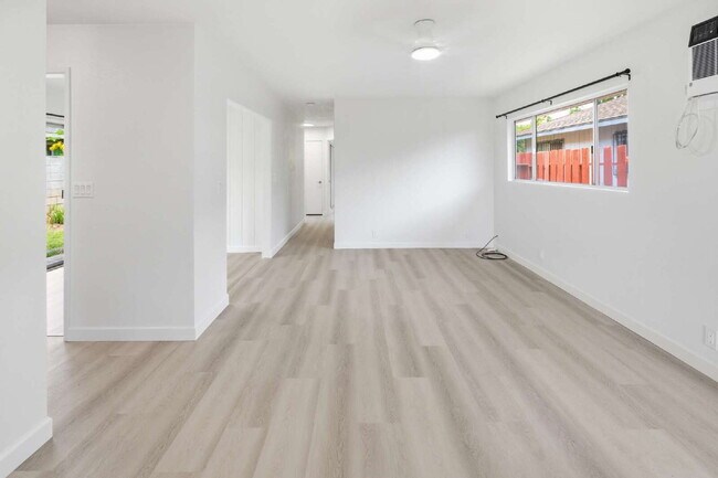 Foto del edificio - Freshly Renovated 3BR/2BA Home with 2-Car Carport