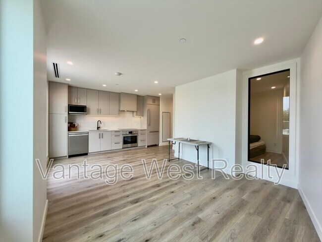 Photo du bâtiment - 313-3300 Lakeshore Rd