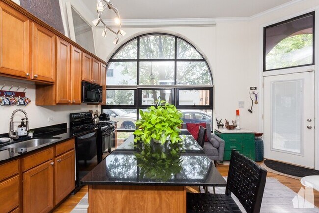 Building Photo - 2 bed/1 bath Loft on a tree lined street i...