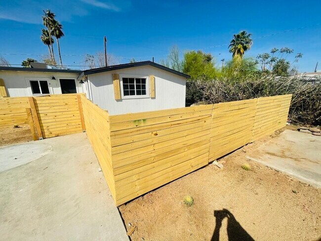 Foto del edificio - Newly renovated with private front and bac...