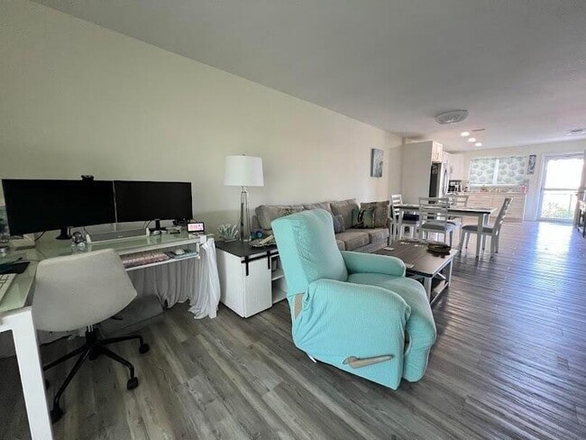 Foto del edificio - 323 Leeward Ln