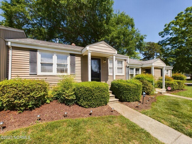 Foto del edificio - 2363 Bernard St