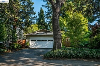 Building Photo - 54 Maple Ave